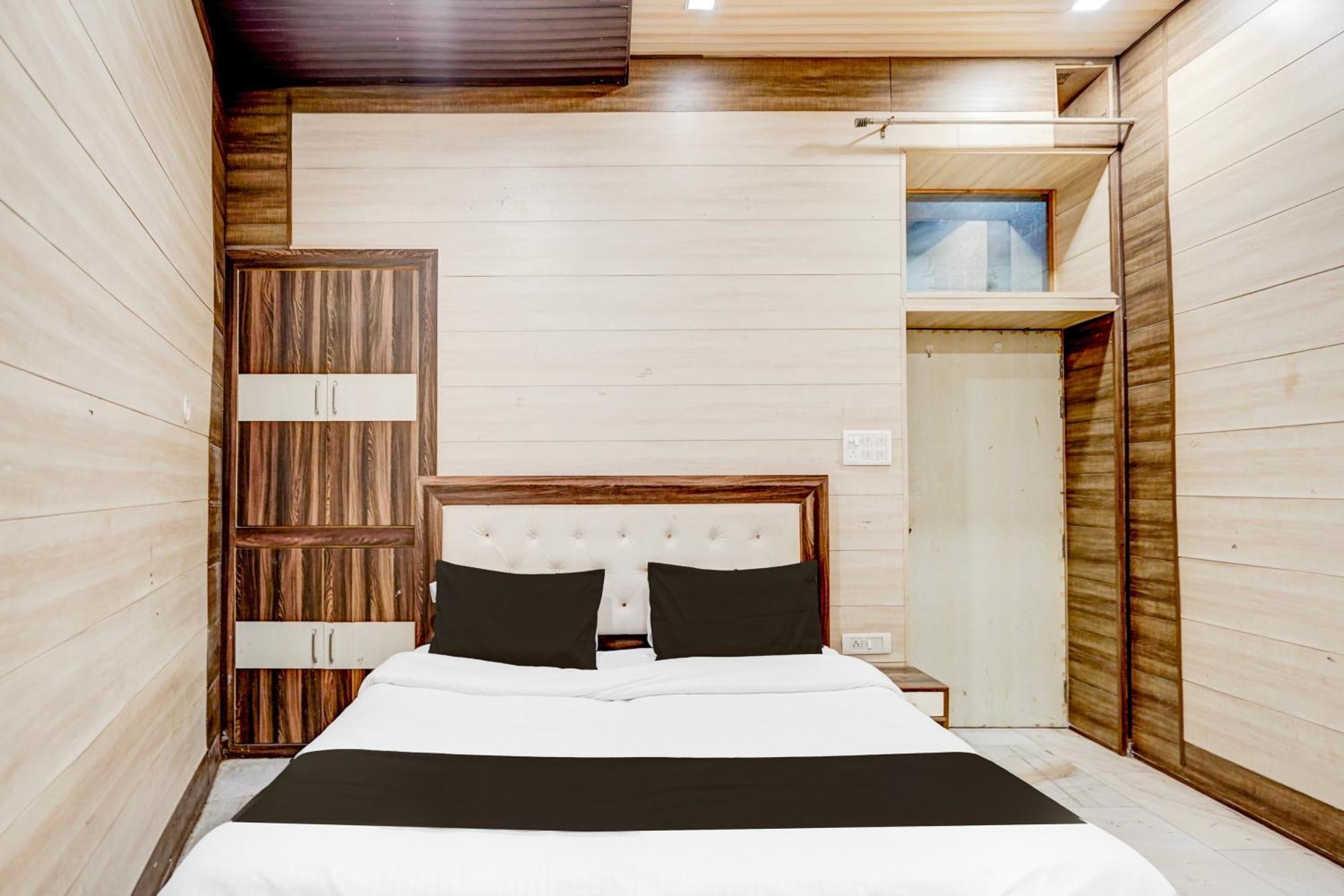Hotel O Mayur Resort Матура Екстериор снимка