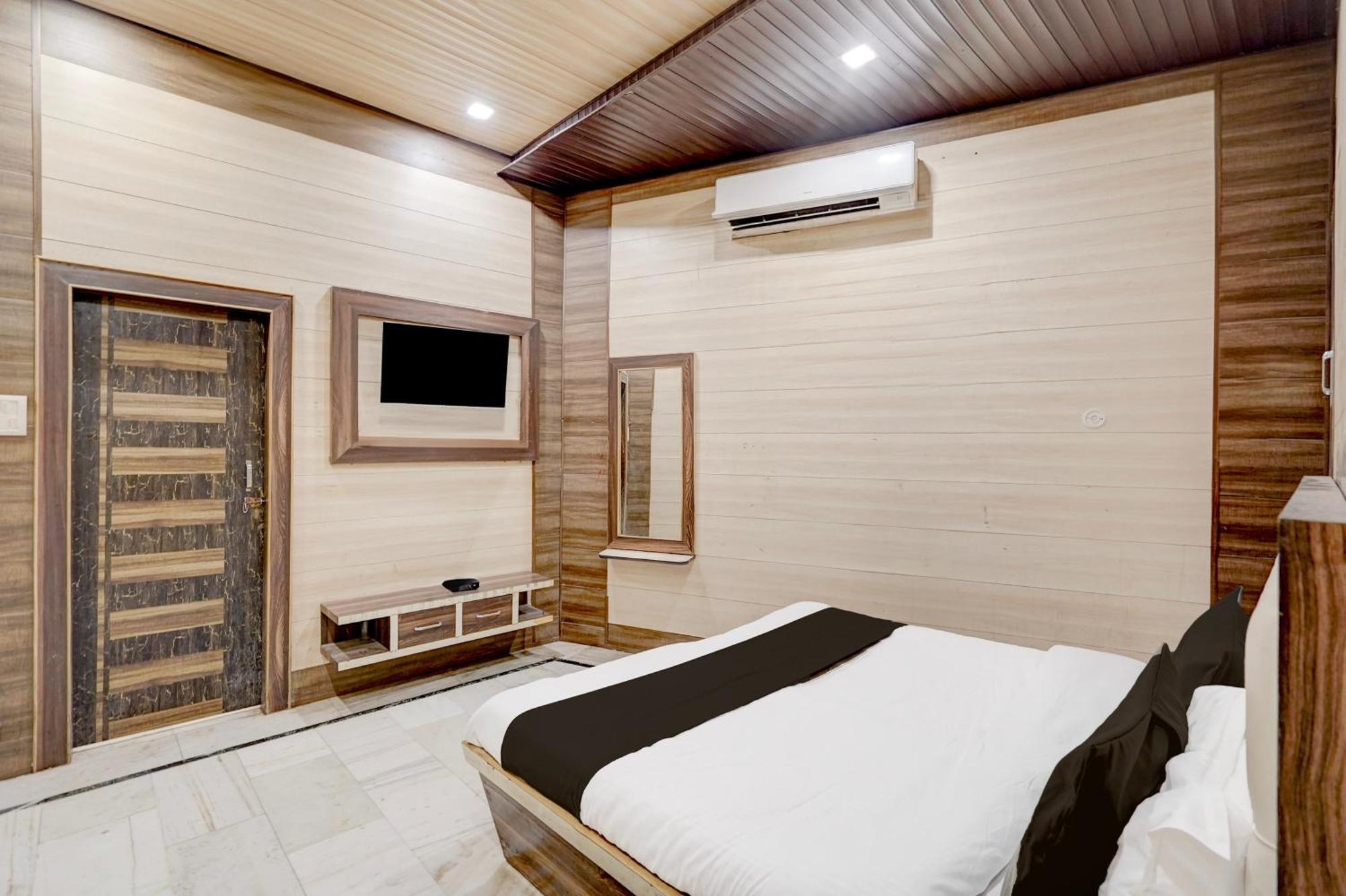 Hotel O Mayur Resort Матура Екстериор снимка