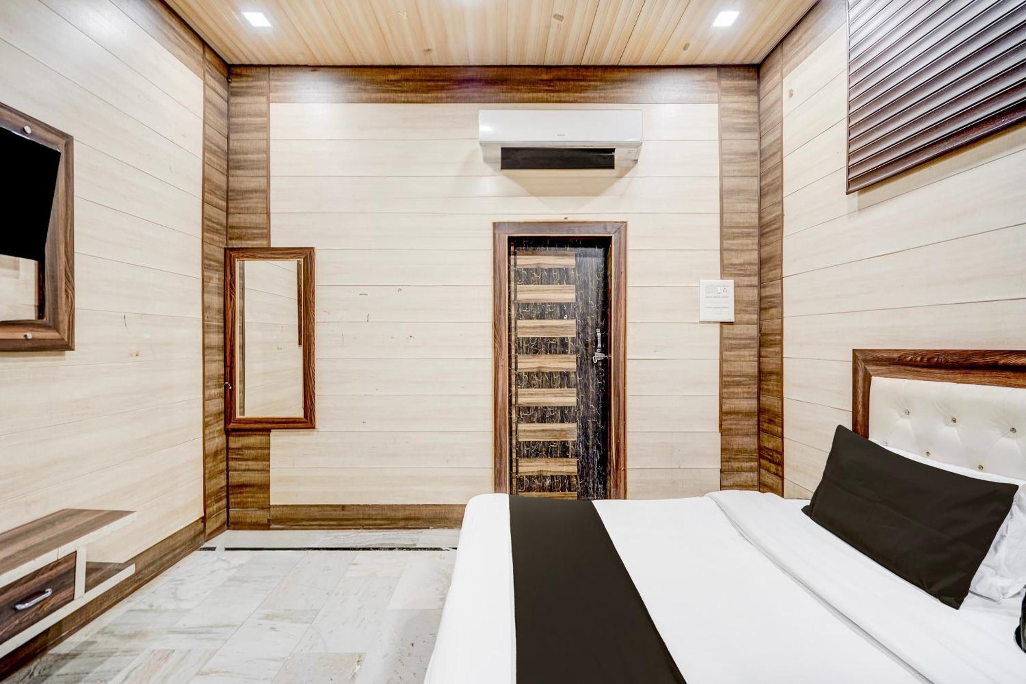 Hotel O Mayur Resort Матура Екстериор снимка