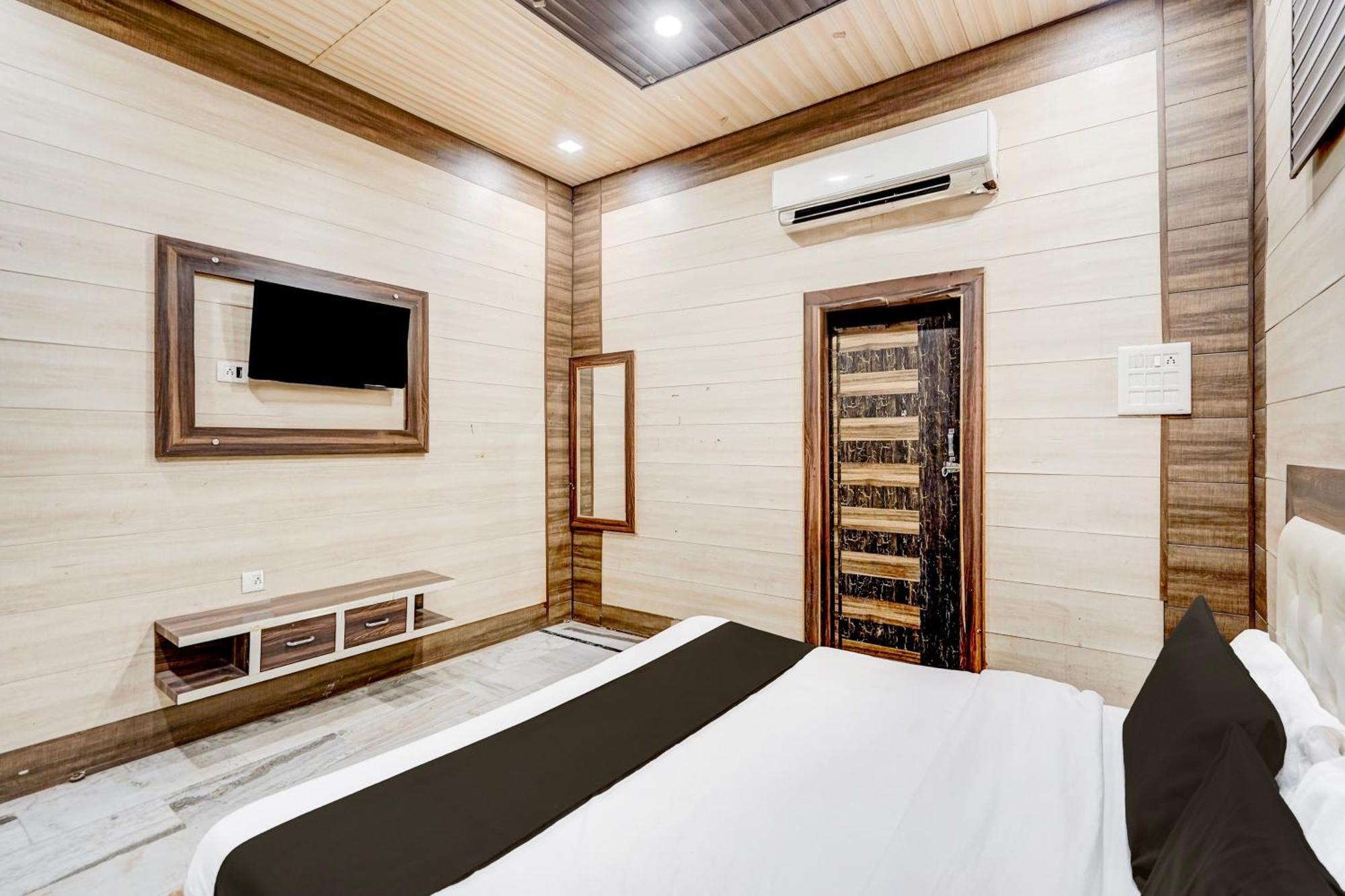 Hotel O Mayur Resort Матура Екстериор снимка